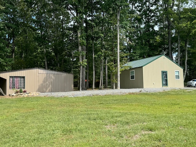 view of yard featuring an outbuilding