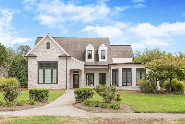 view of front facade featuring a front yard