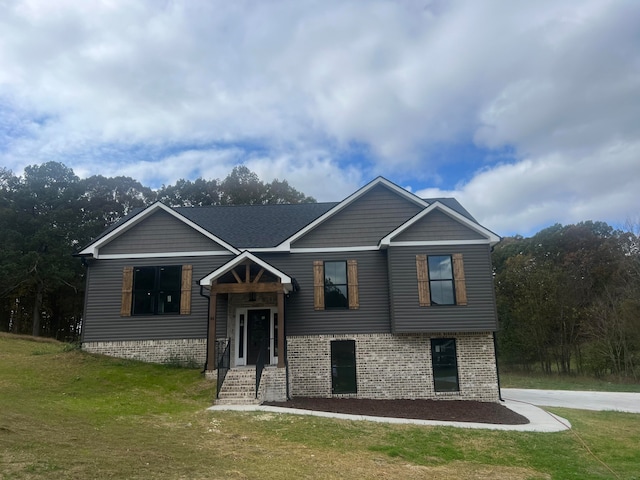 view of front of property featuring a front lawn