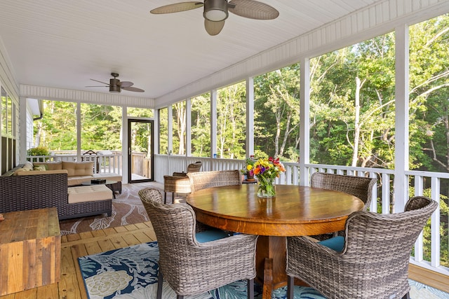 sunroom with ceiling fan