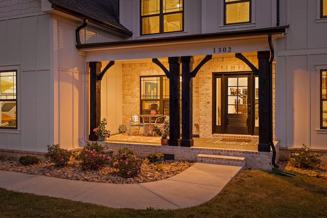 entrance to property featuring a porch