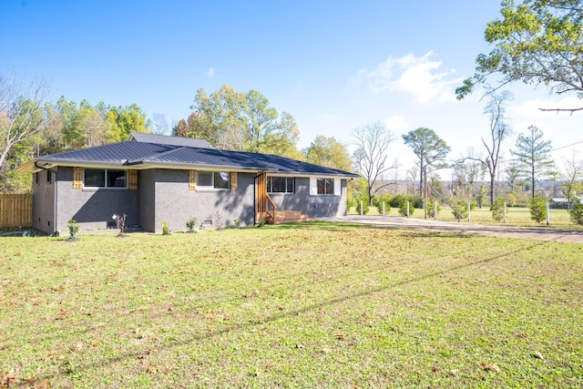 ranch-style house featuring a front yard