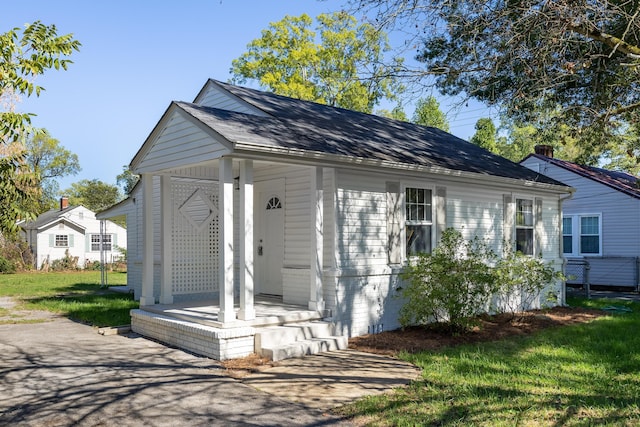 view of front facade with a front lawn