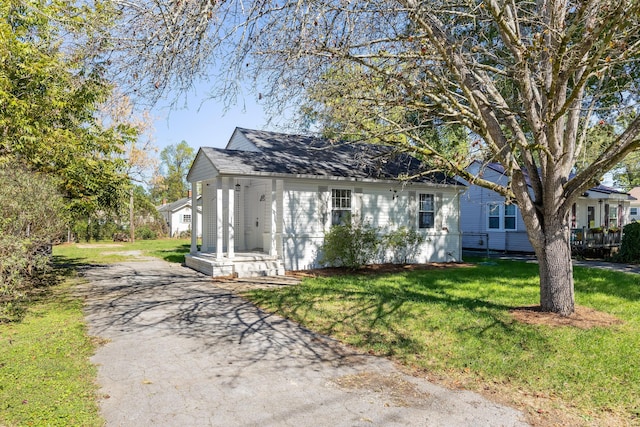 bungalow featuring a front lawn