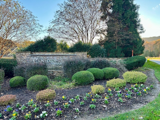 view of community / neighborhood sign