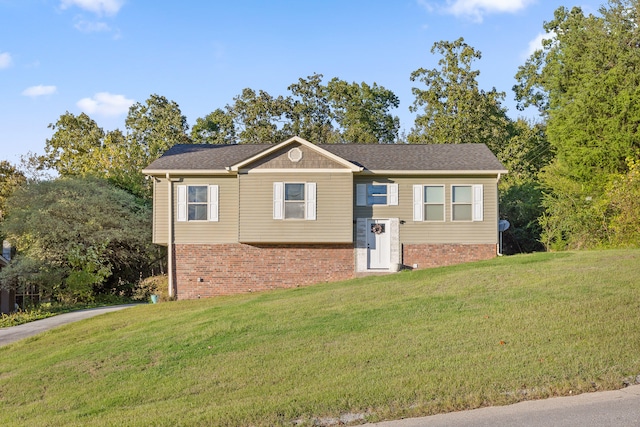 view of front of property featuring a front yard