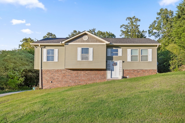 view of front of home featuring a front yard