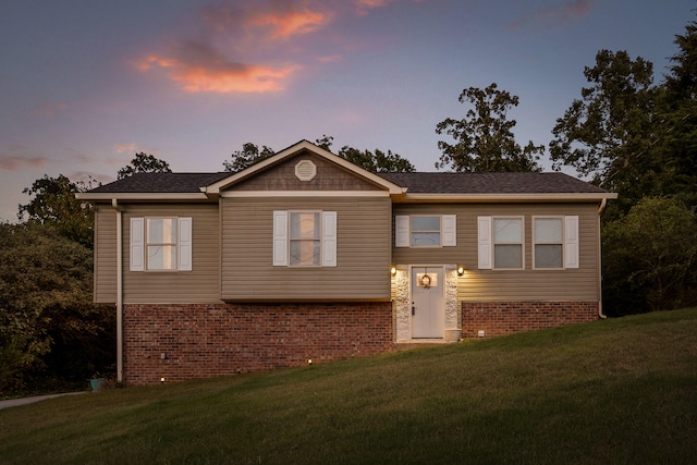 view of front of property featuring a yard