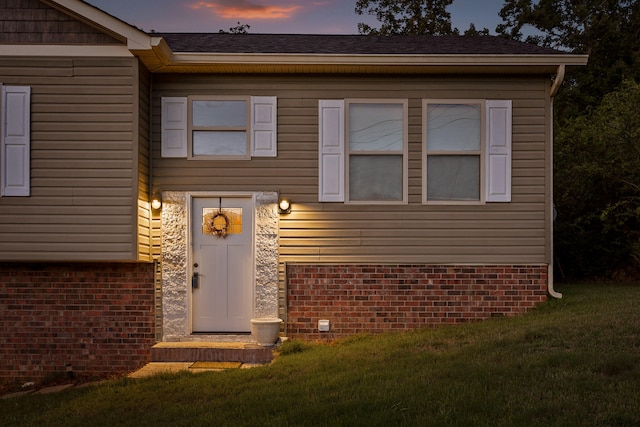 view of front of property featuring a yard