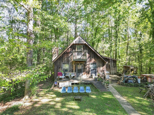 back of house featuring a yard