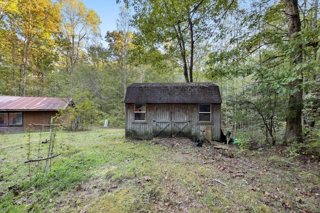 view of yard with an outdoor structure