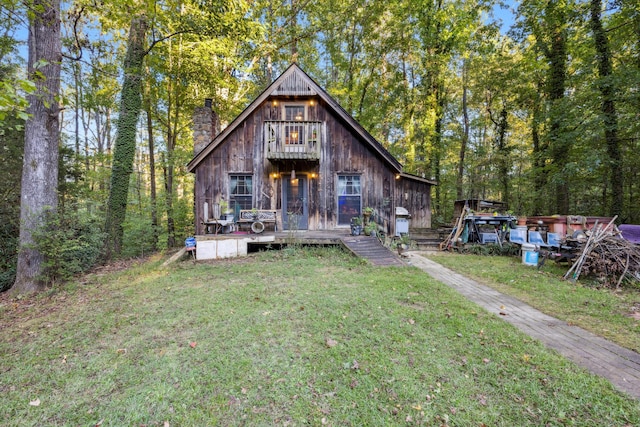 view of front of home featuring a front yard