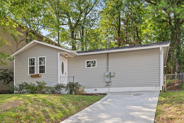 view of front of house featuring a front lawn