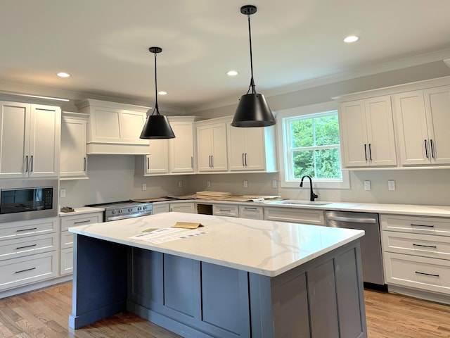 283 Quartz Dr Unit 22, Chickamauga, GA 30707 - kitchen with stainless steel appliances, a sink, a kitchen island, ornamental molding, and white cabinetry