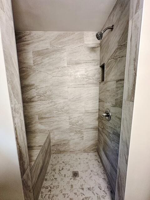 bathroom featuring a tile shower