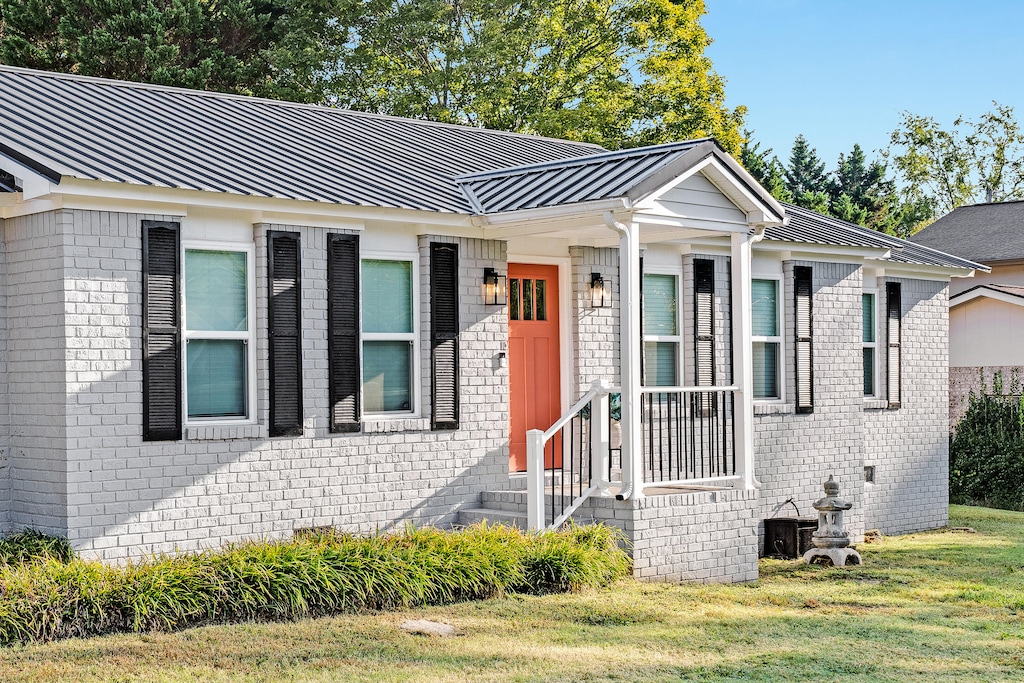 view of front of home featuring a front lawn