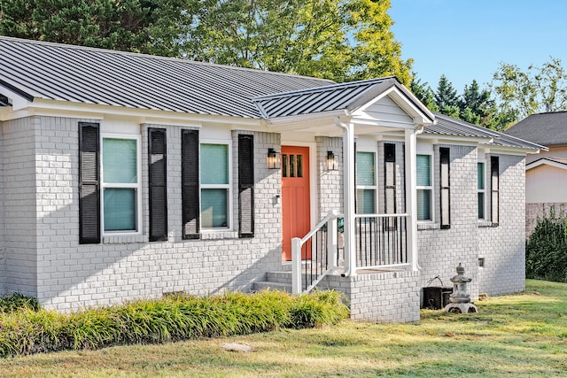 view of front of home featuring a front lawn