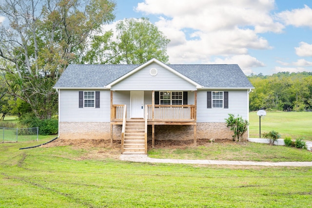 view of front of property featuring a front yard