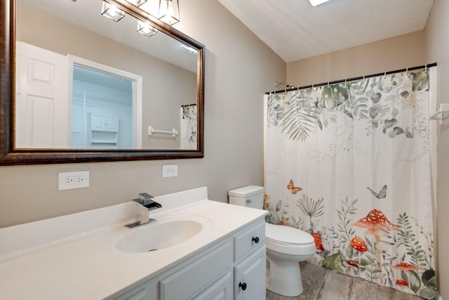 bathroom with a shower with shower curtain, a textured ceiling, vanity, and toilet