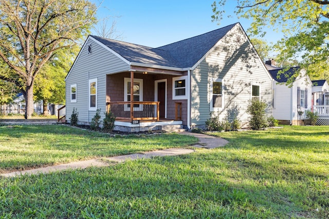 view of front of property featuring a front yard and a porch