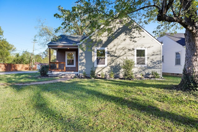 view of front of property featuring a front lawn