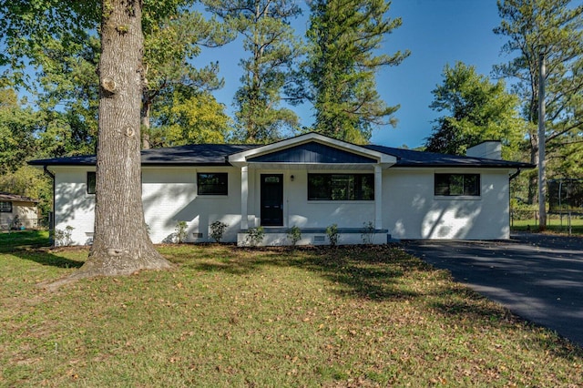 single story home with a front yard