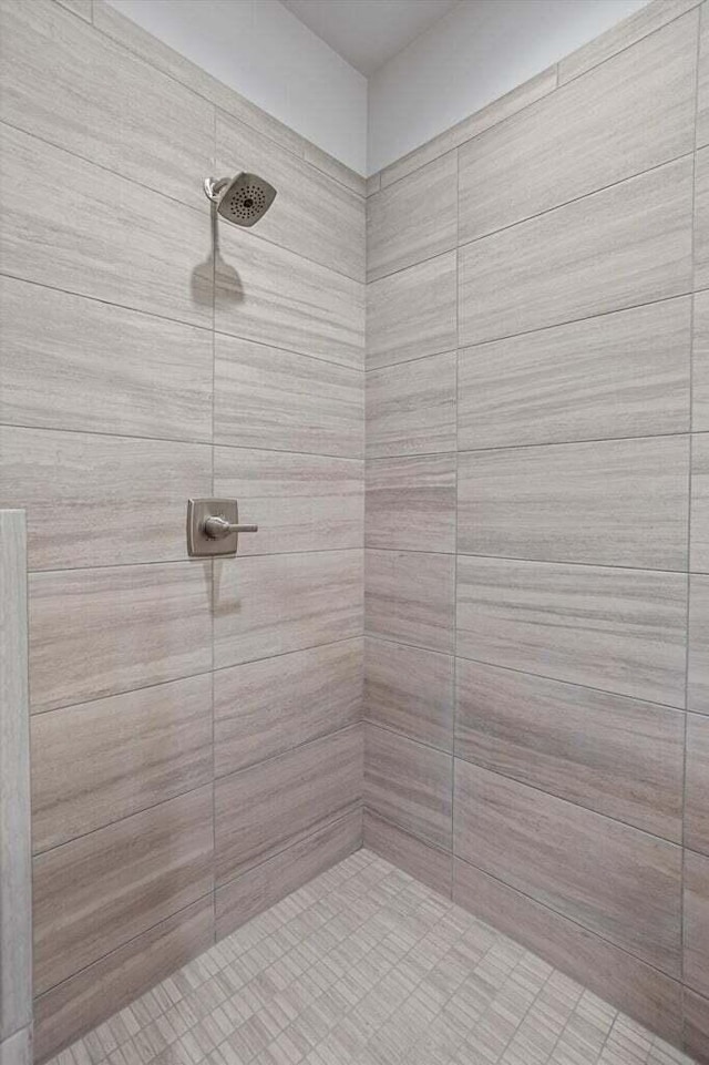 bathroom featuring a tile shower