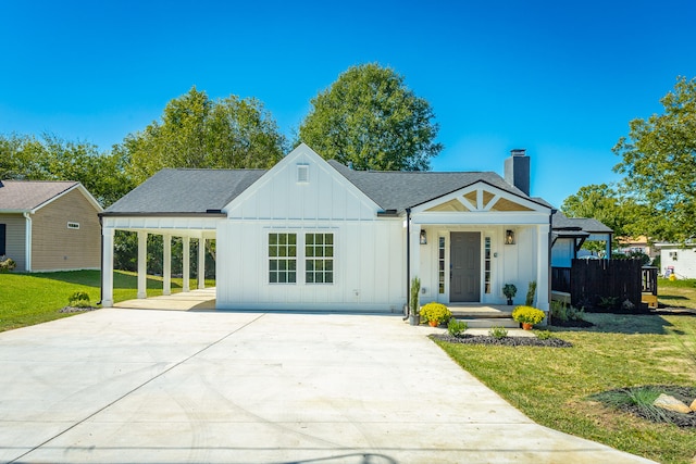 view of front facade with a front lawn