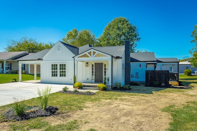 view of front facade featuring a front lawn and a porch