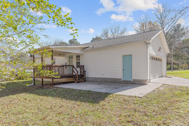 rear view of house featuring a lawn