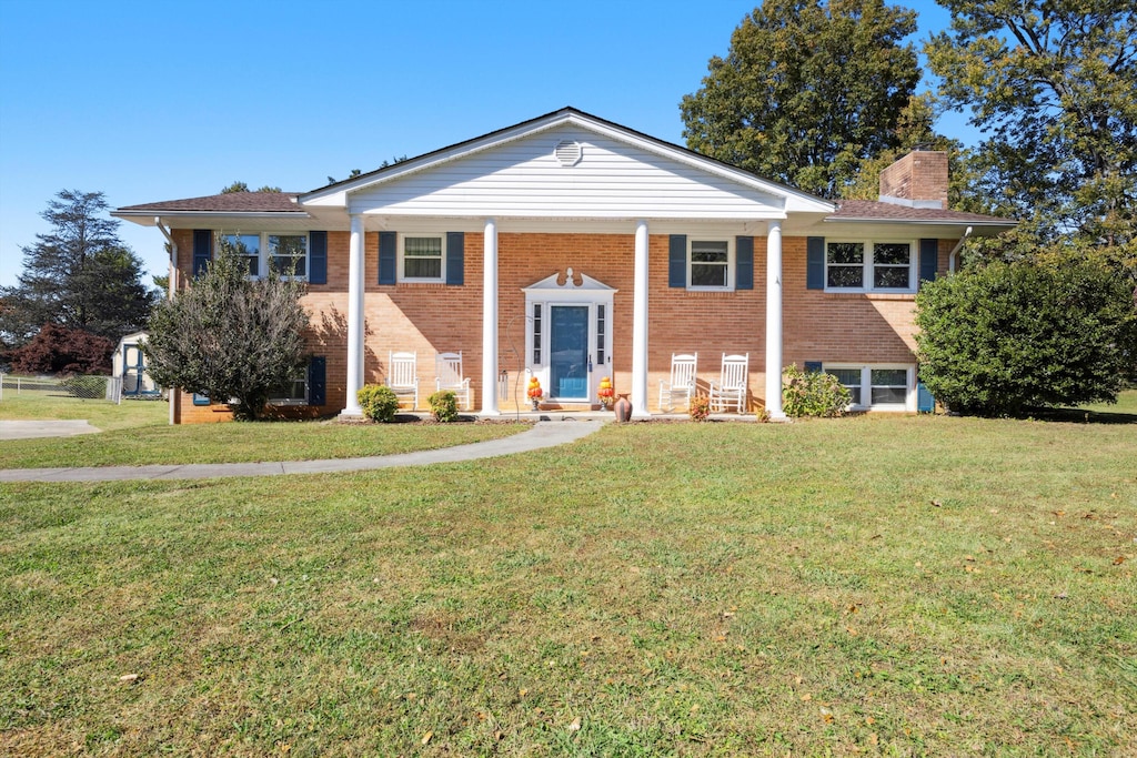 view of front of property with a front yard