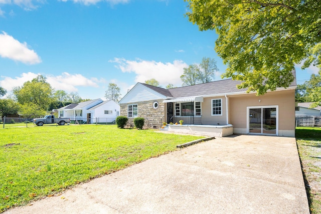 view of front of home featuring a front yard