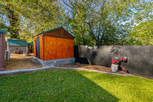 view of yard featuring a storage shed