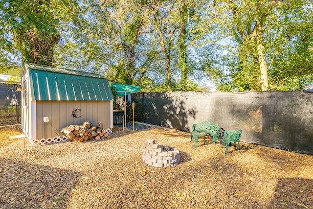 view of yard featuring a shed