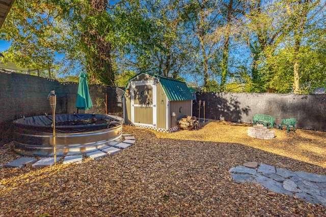 view of yard with a storage unit