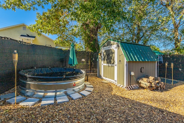 view of yard with a shed and a swimming pool