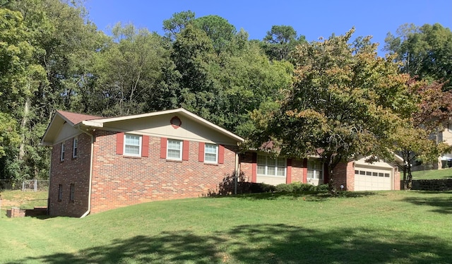 view of front of house featuring a front yard and a garage