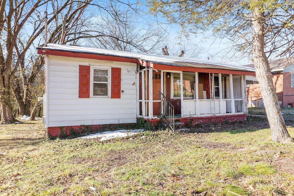 ranch-style home with a front yard