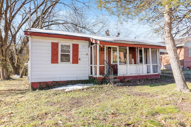 ranch-style home with a front yard