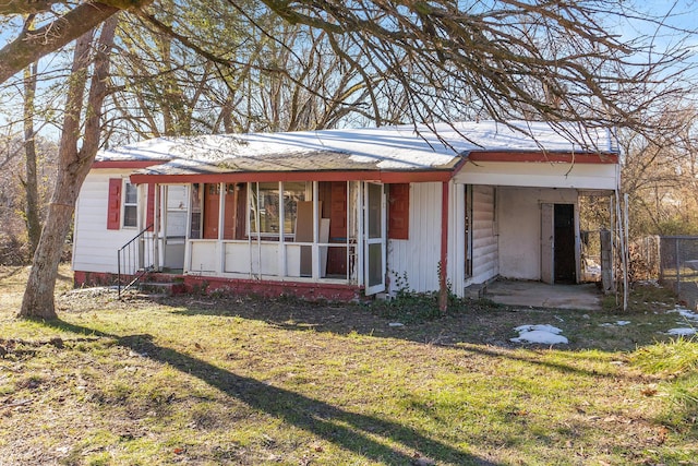 view of front facade featuring a front yard