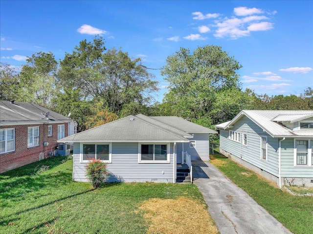 view of front of house featuring a front yard