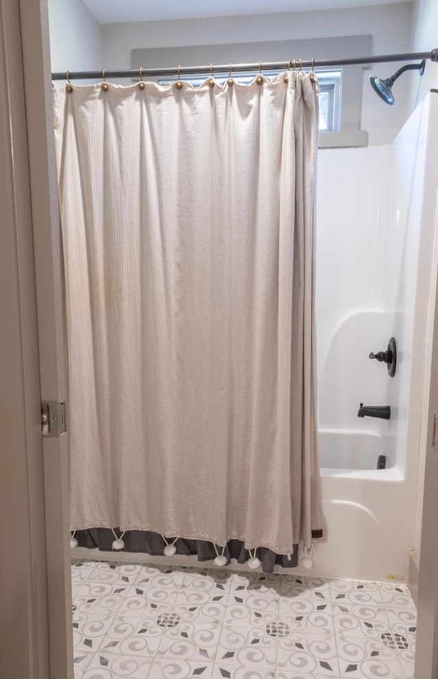 bathroom with shower / tub combo with curtain