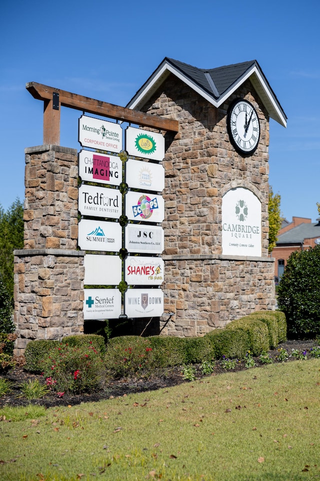 community / neighborhood sign featuring a lawn