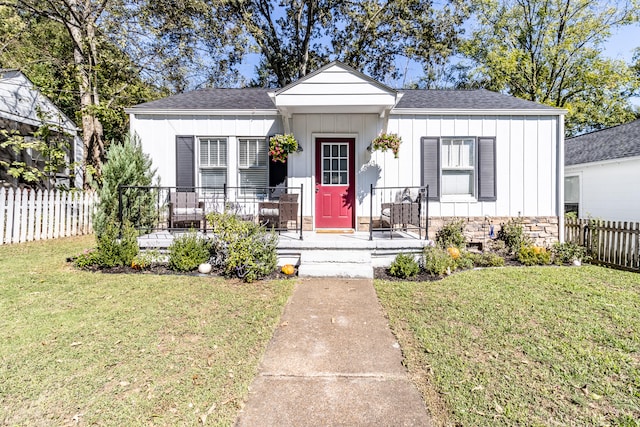 view of front of property featuring a front yard and covered porch