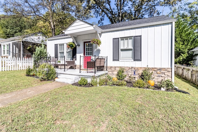 view of front of property with a front lawn