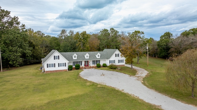 view of front of property featuring a front yard and a porch