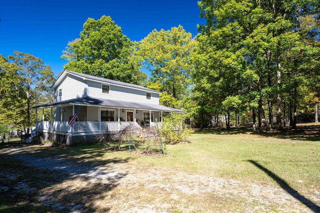 farmhouse-style home featuring a front lawn