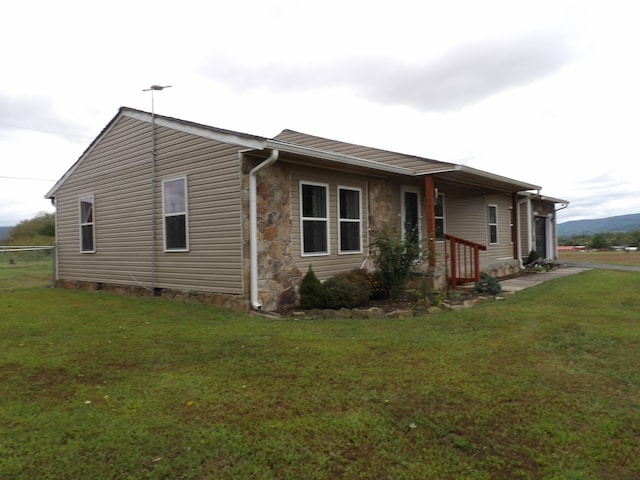 view of front facade featuring a front yard