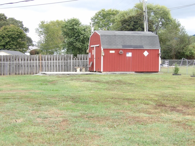 view of yard featuring a storage shed