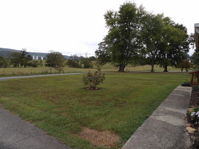 view of yard with a rural view